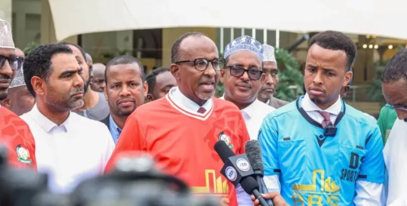 Fifa referee Omar Artan (R) with Football Kenya Federation President Hussein Mohammed (L) and Health Cabinet Secretary Aden Duale (c)/ HANDOUT