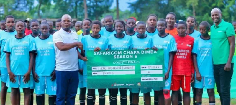 Lugari progressive team displaying a cheque after winning the Kakamega County Chapa Dimba/HANDOUT