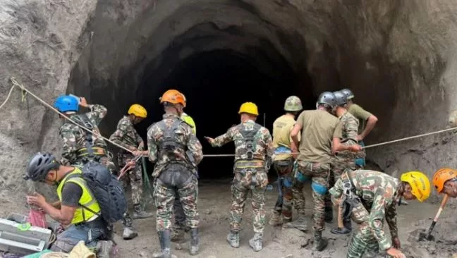 Army personnel have resorted to using explosives to blast into the hillside to reach the trapped workers./SCREENGRAB
