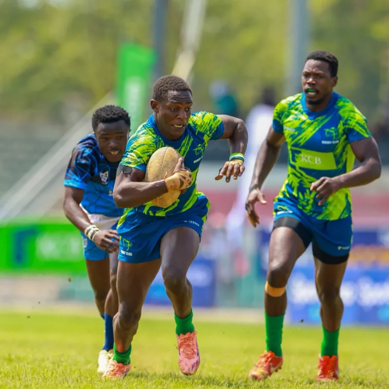 KCB's Nygel Amaitsa breaks away from  a Masinde muliro player as Vincent Onyala provides support