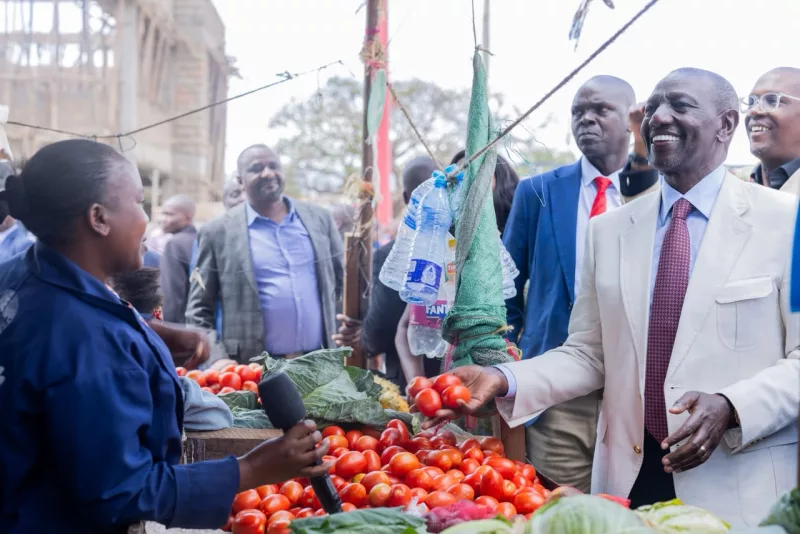 [PHOTOS] Ruto makes surprise stop at Kimutwa market