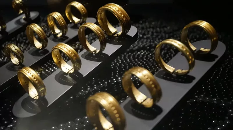 Thieves steal artifacts from museum in 4-minute heist