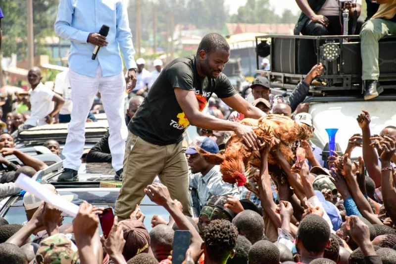 [PHOTOS] Chickens, chair welcome Sifuna to Kakamega