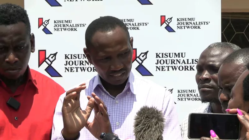 Standard photographer Michael Mute speaking to the media in Kisumu. He was among the journalists attacked during Linda Mwananchi rally in Homa Bay.