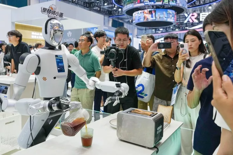 A robot showcases breakfast-making skills during the 2026 World Robot Conference (WRC) in Beijing, capital of China, Aug. 20, 2026. (Xinhua/Ju Huanzong)