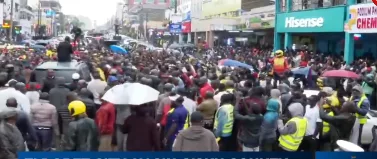 Ruto braves heavy rain to address Eldoret residents