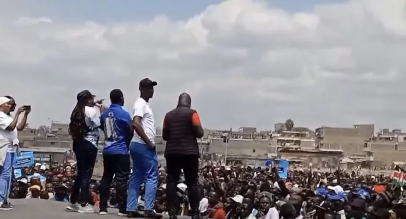 Linda Mwananchi supporters gather as convoy snakes through Jogoo Rd
