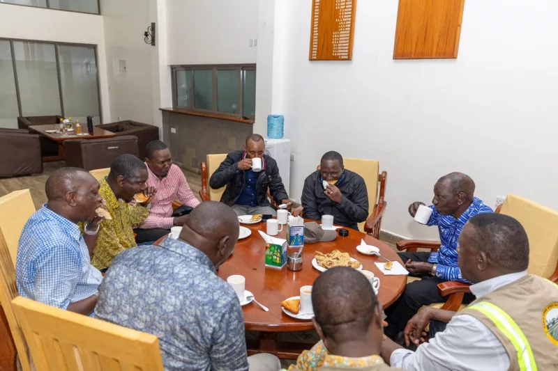 [PHOTOS] Ruto unwinds over tea, mandazis with Rift leaders