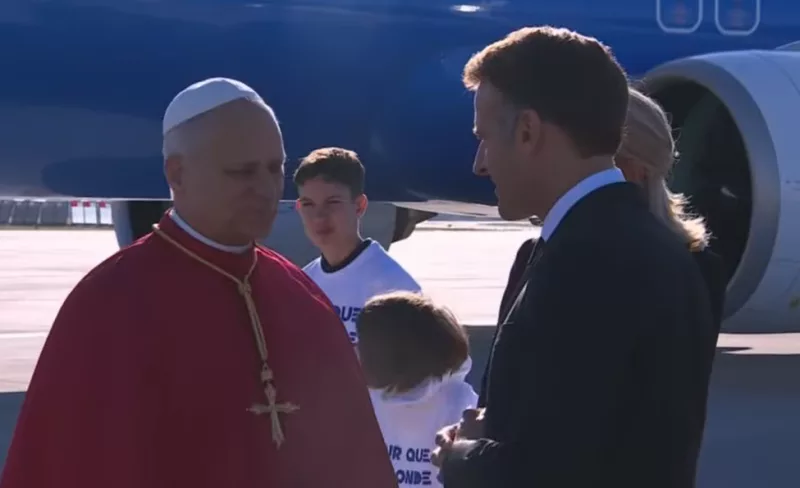 Hundreds of thousands expected in Paris for Pope's visit