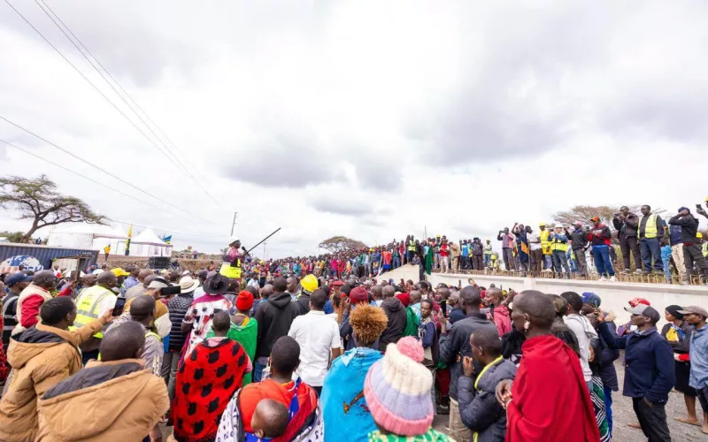 President William Ruto addressing Kajiado residents after inspecting the construction of the 67km Illasit-Rombo-Chala-Njukini-Taveta road in Oloirien, Kajiado County