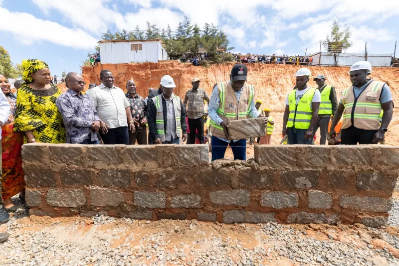 [PHOTOS] Ruto lays foundation for 340-bed Wumingu TVC hostel
