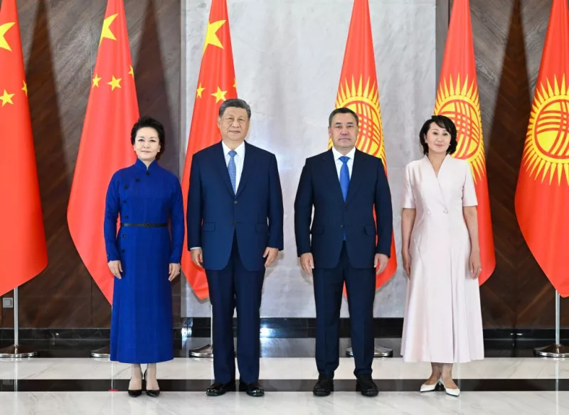 Chinese President Xi Jinping and his wife Peng Liyuan pose for a group photo with Kyrgyz President Sadyr Japarov and his wife Aigul Japarova i
