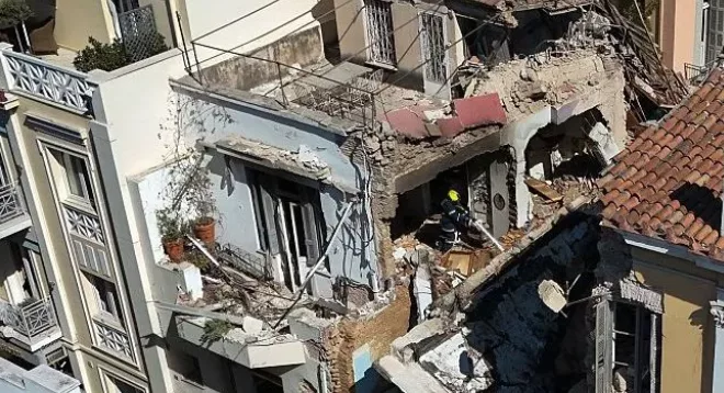 At least two dead after explosion destroys building close to Acropolis