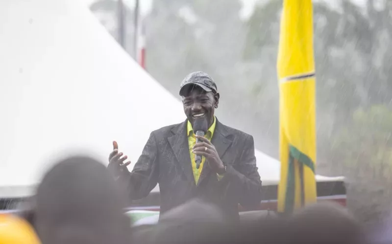 [PHOTOS] Ruto braves rain to address Bomet residents