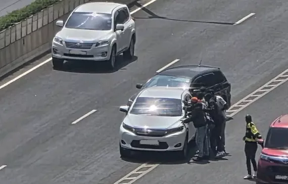 Occupants of vehicles driving behind Kasarani MP Ronald Karauri crowd around his car after it stopped on the Nairobi Expressway /SCREENGRAB