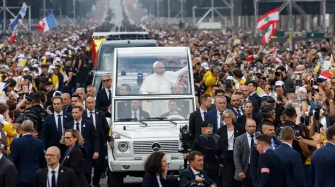 Huge crowds greet Pope in Paris for open-air Mass