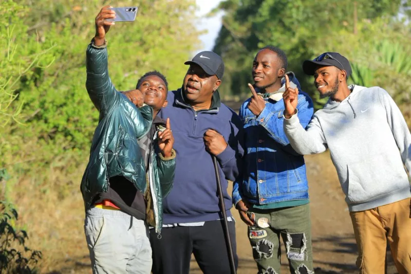 [PHOTOS] Matiang’i engages residents during Kieni East walk