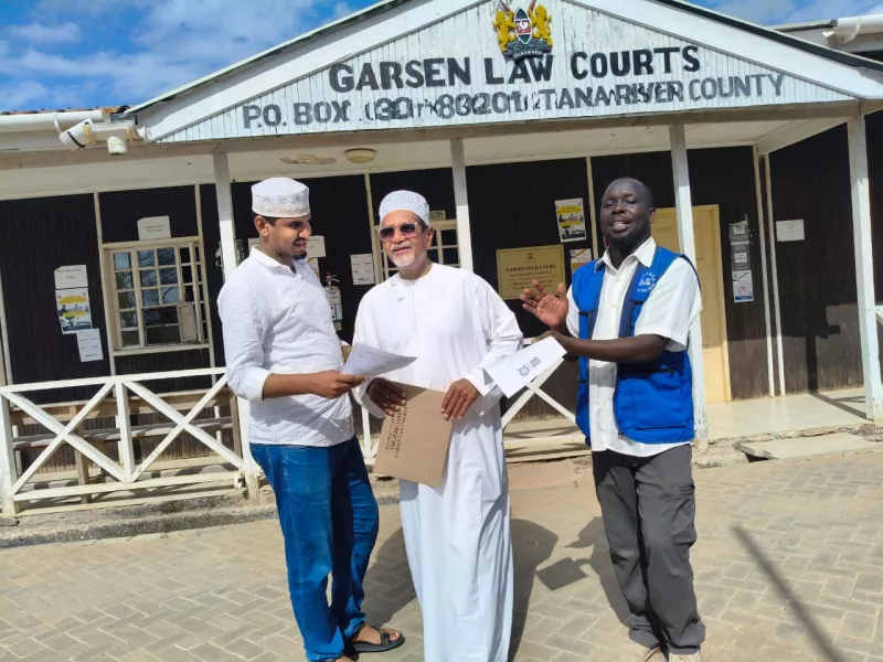 Rights activists Walid Sketty, Khelef Khalifa and Francis Auma at the Garsen Law Courts on May 22 / BRIAN OTIENO