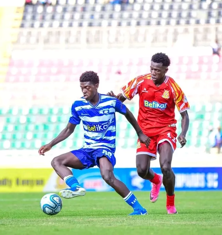 Kelly Madada of AFC Leopards dribbles away from Edward Omondi of Kenya Police at Nyayo