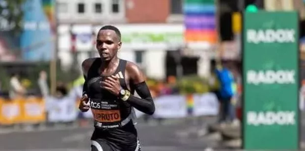 Kenya's Amos Kipruto win Chicago Marathon
