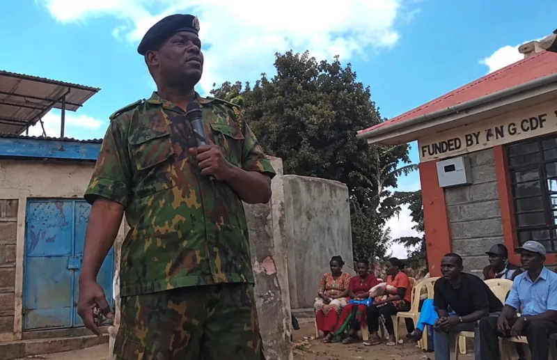 Ngong OCS Jacob Ndunda addressing the public during a baraza./KNA
