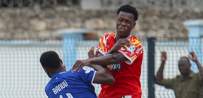 Ahmed Baanuu of Mombasa United challenges Edward Omondi of Police in a SportPesa League match/HANDOUT
