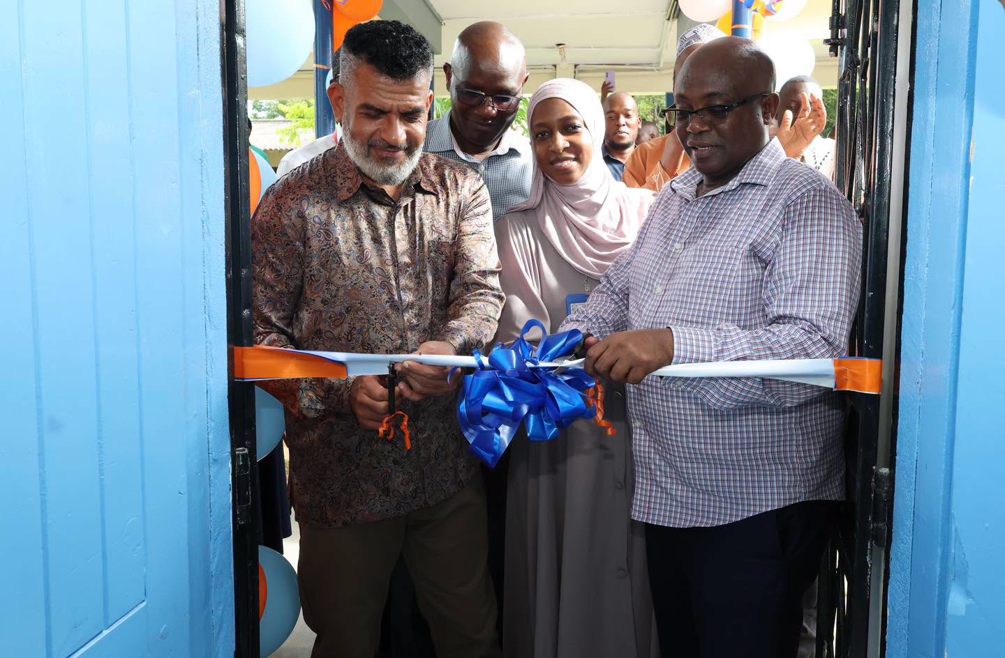 Mombasa governor Abdulswamad Nassir and Kemsa CEO Waqo Ejersa at Port Reitz subcounty hospital in Mombasa on Tuesday / BRIAN OTIENO