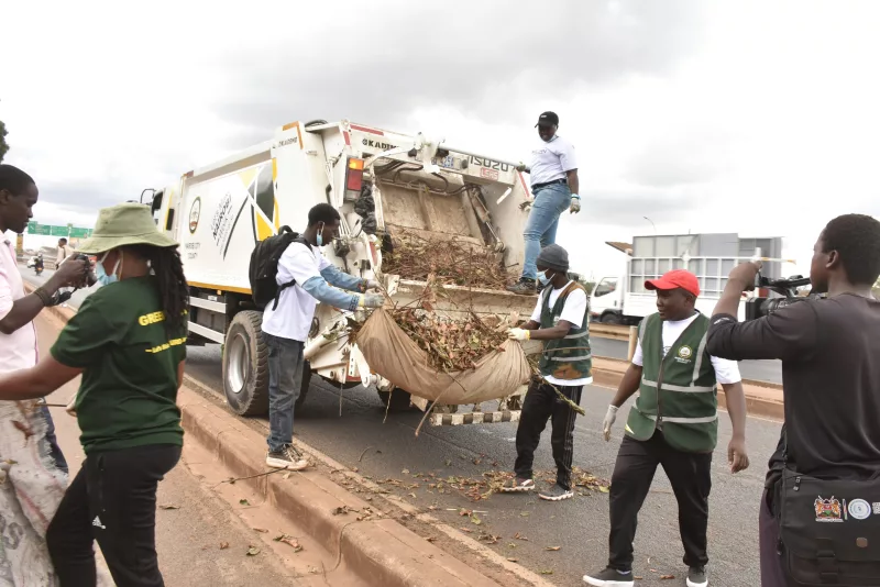 1,000 youth clean Nairobi streets, plant 5,000 trees on Mazingira Day