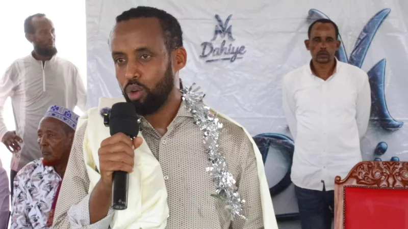 Wajir gubernatorial aspirant Yahya Mohamed Dahiye addressing residents of Bulla Hodan