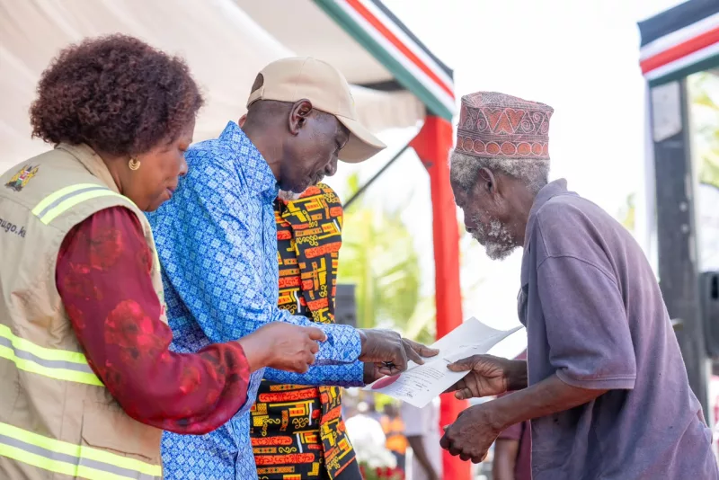 [PHOTOS] Ruto issues 5,000 title deeds to Mombasa residents