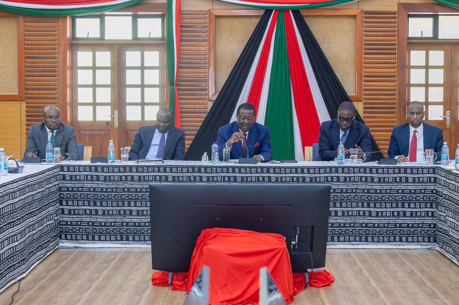Report: Politicians finance 9 in 10 organised gangs