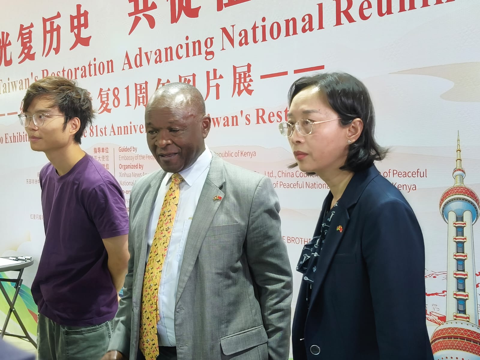 China's ambassador to Kenya Guo Haiyan with ex -AUC vice chair Erastus Mwencha during a Xinhua photo exhibition to mark Taiwan restoration, Nairobi, Oct 23. /Moses Ogada