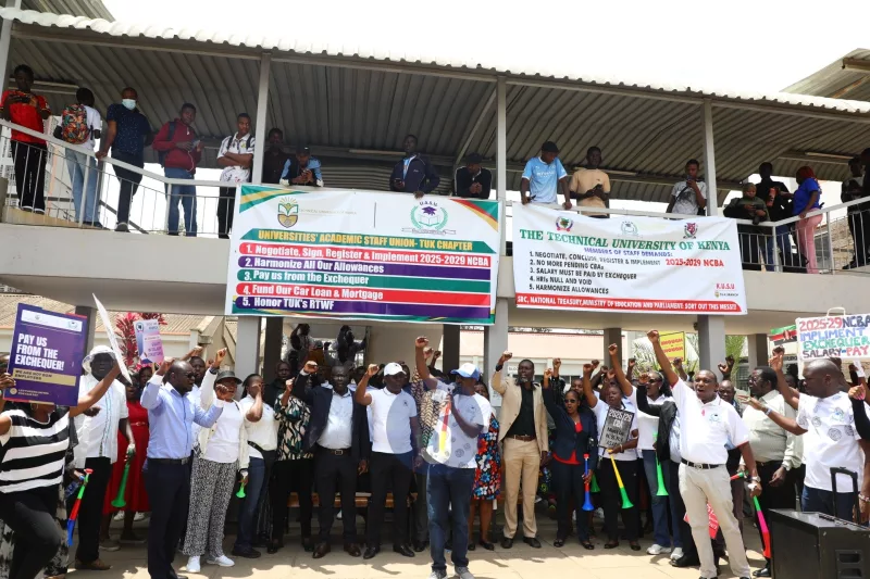 [PHOTOS] Lecturers down tools over stalled four-year CBA