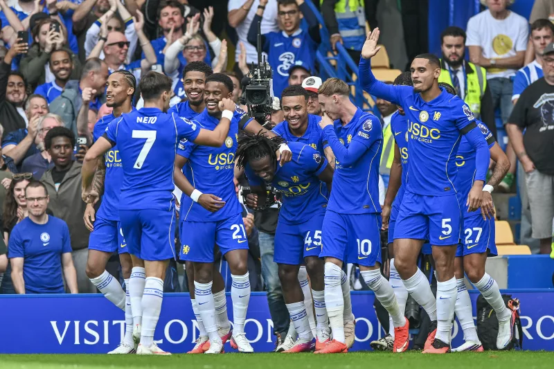 Romeo Lavia (C) of Chelsea celebrates his goal with teammates during the English Premier League match between Chelsea and Brighton/ XINHUA