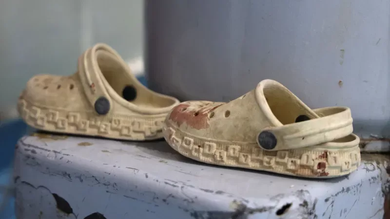 Children brave snipers and mortars to go to school near Yemen front line