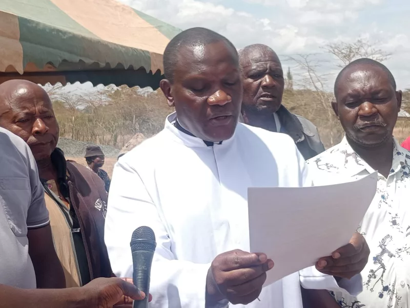Matungulu residents present their petition on chang'aa to an official at Kangundo Law Courts on October 26, 2026.