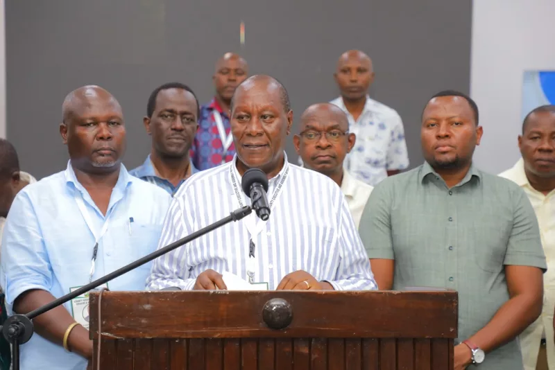 Kitui Governor, Julius Malombe, when he issued the joint communique in Mombasa on Thursday. He is in compnay of his deputy Augustine Kananii and Kitui Assembly Speaker Kevin Katisya